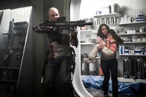 Matt Damon and Alice Braga in Elysium